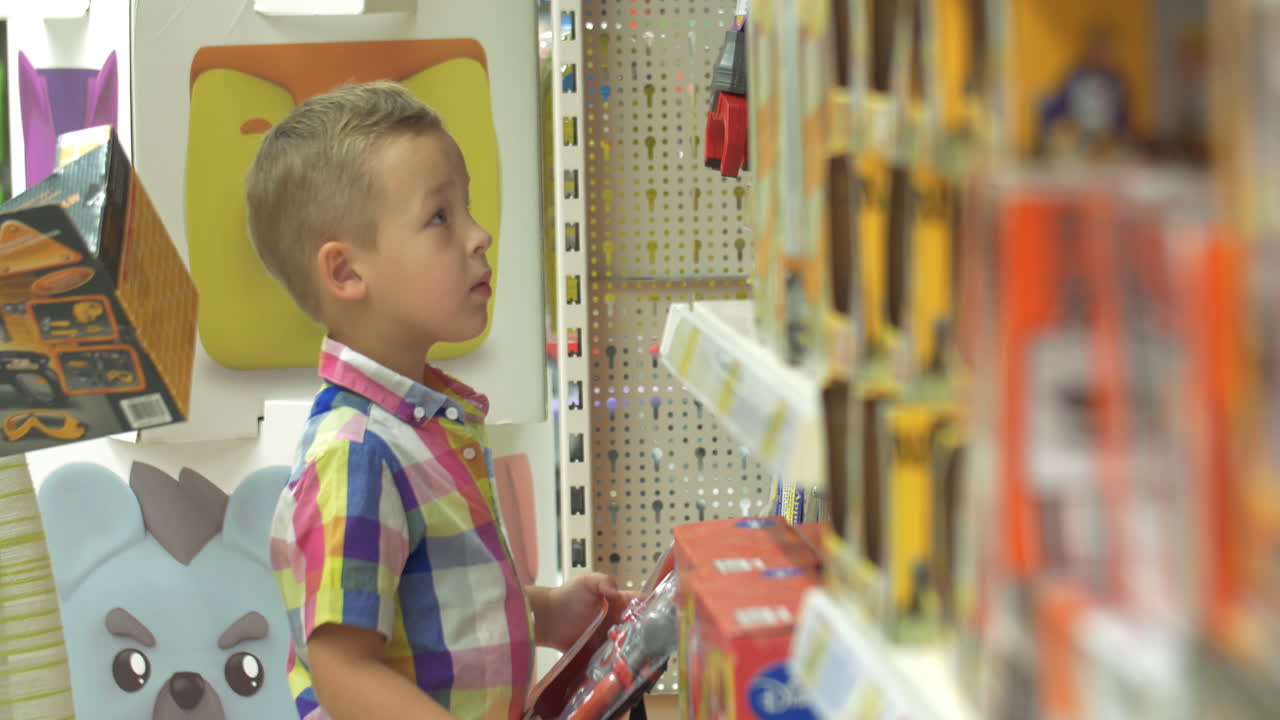 niño eligiendo juguetes en la tienda