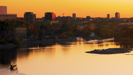 Ein-Kleines-Ausflugsboot-Fährt-Bei-Sonnenuntergang-Durch-Ottawas-Berühmten-Rideau-Kanal