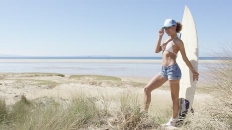 Mujer-Con-Surf-Admirando-El-Paisaje-Acuático