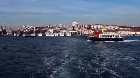 Ferry-Sendero-Acuático-En-El-Mar-1