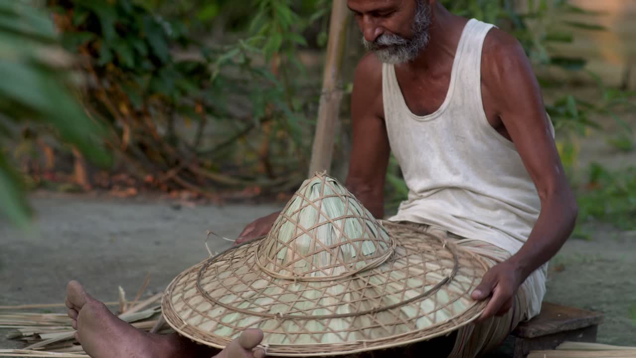 artesanía hecha a mano de hacer sombrero de bambú orgánico por el trabajo indio oldman