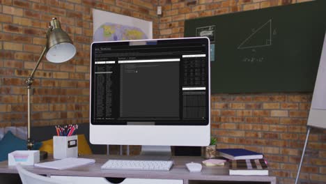 pantalla de computadora con procesamiento de datos de pie en el escritorio en la oficina