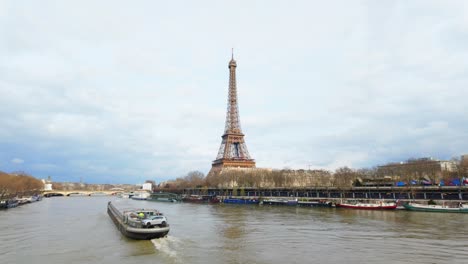 Hermosas-Vistas-De-La-Torre-Effeit-Desde-El-Río-En-El-Día-De-La-Nube