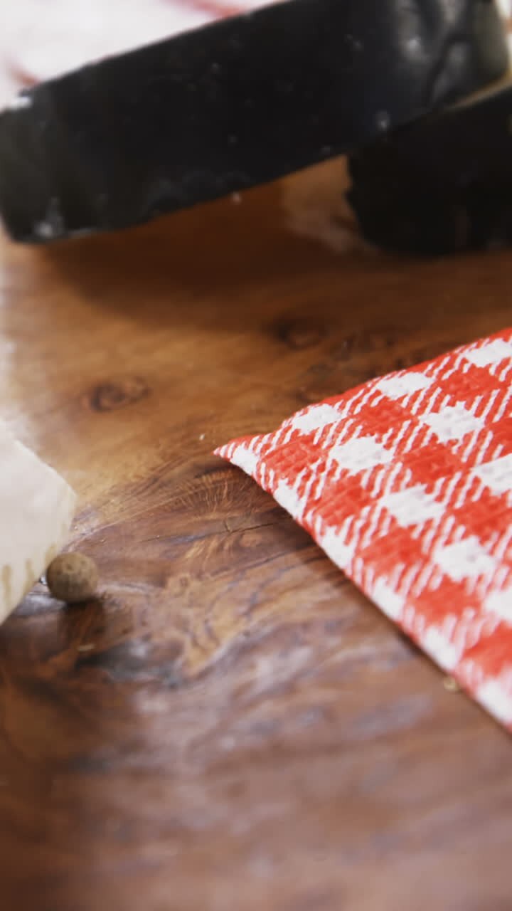 Formaggio con prosciutto su tagliere di legno