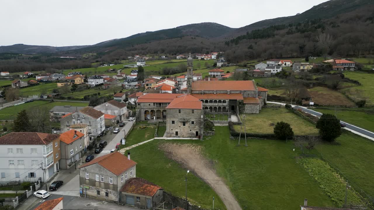 dolly drone al monasterio de santa maría de xunqueira en las estribaciones de ourense, españa