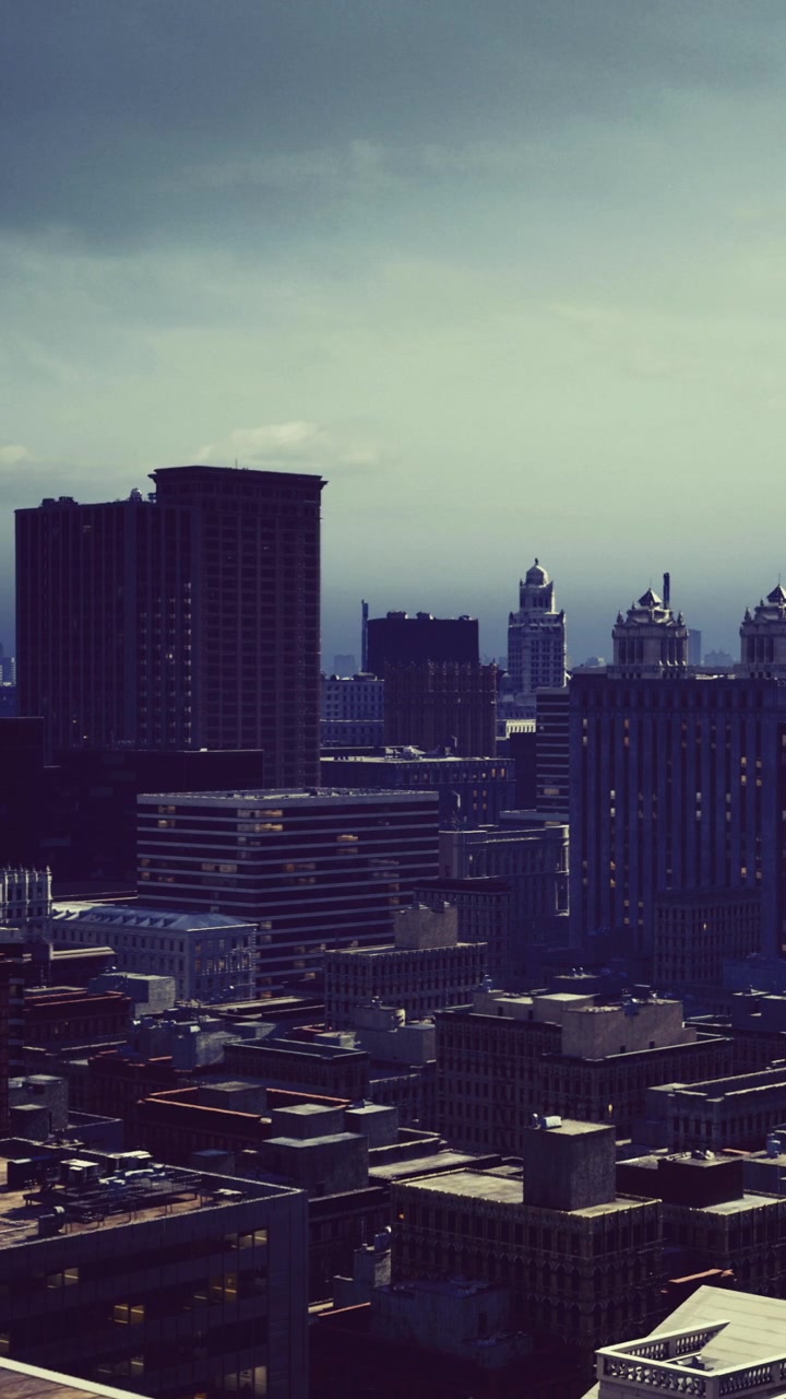 Vista del horizonte de la ciudad desde un edificio alto al final de la tarde