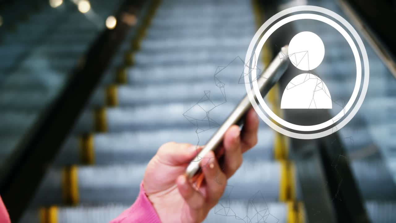 animación de la red de conexiones y el icono de las personas sobre la mujer que usa un teléfono inteligente