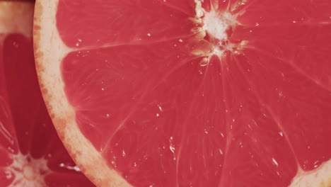 micro vídeo de primer plano de las rodajas de pomelo rojo con espacio de copia