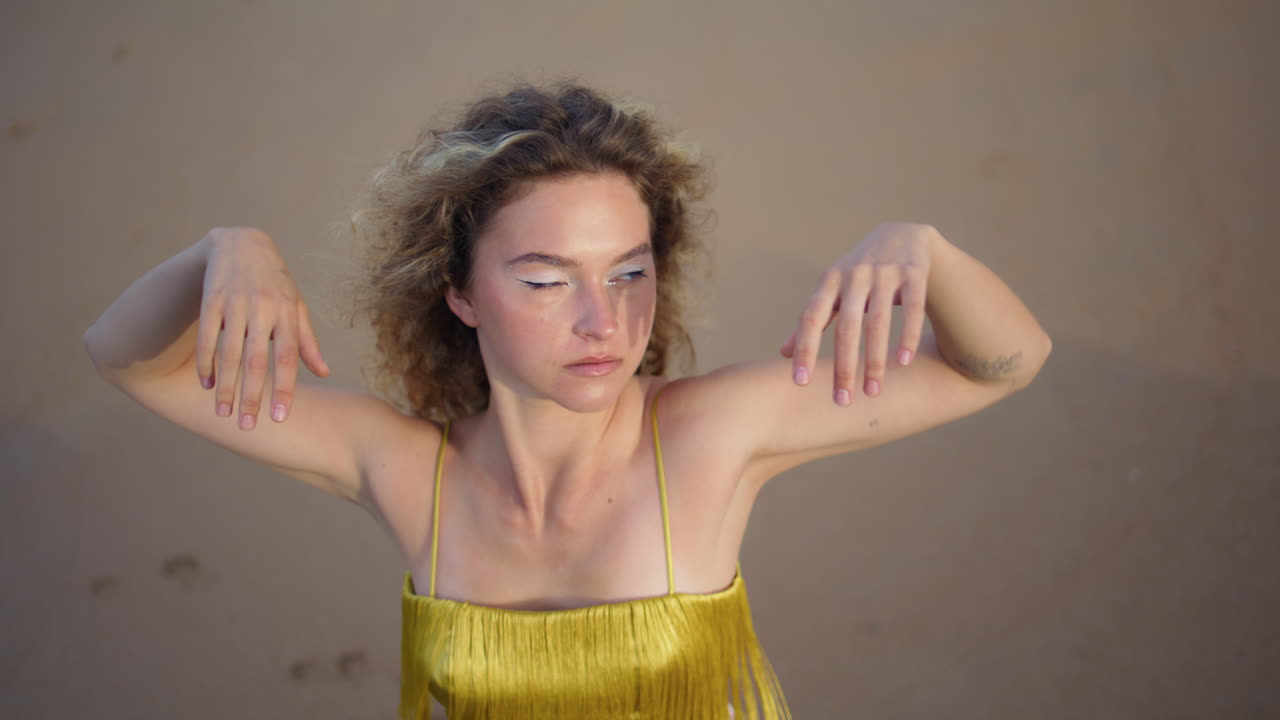 bailarina confiada con el cuerpo en movimiento actuando contemporáneamente en la luz del sol de la noche en primer plano