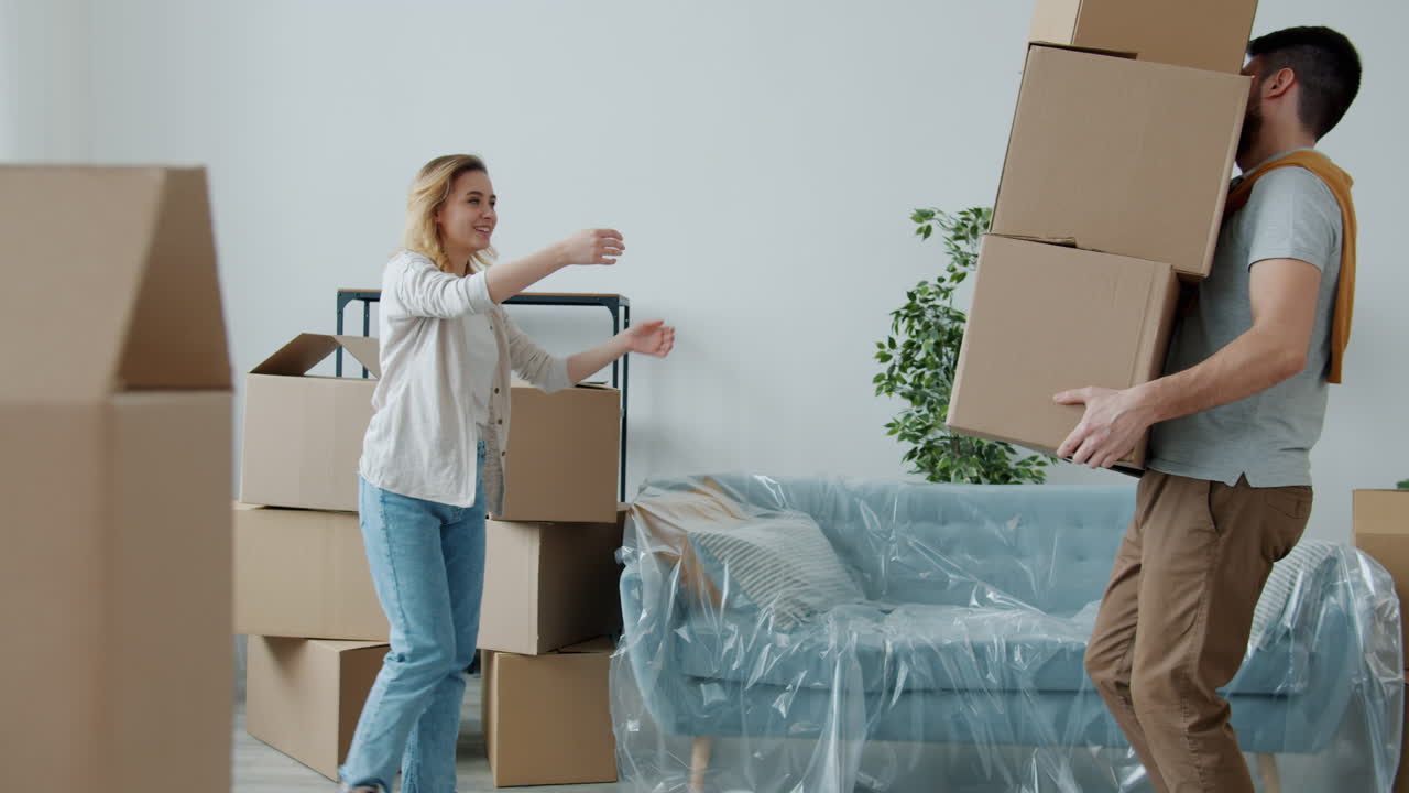 pareja que se muda a casa