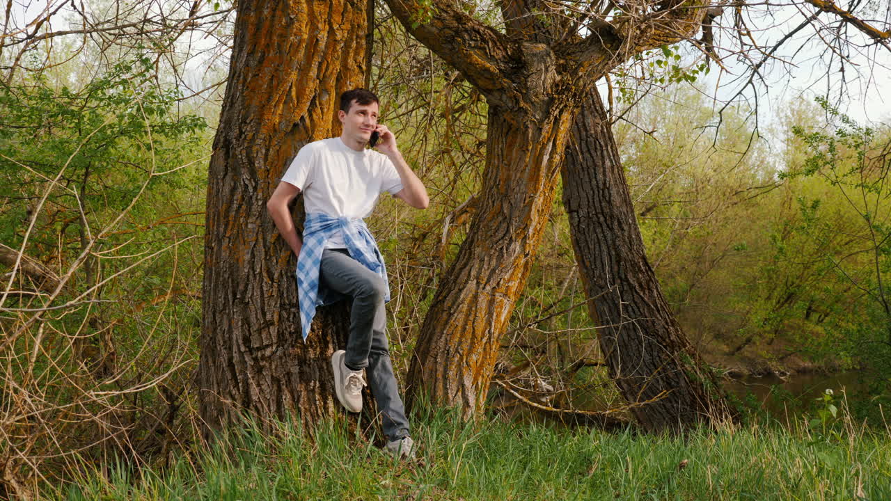 숲에서 전화로 이야기하는 남자