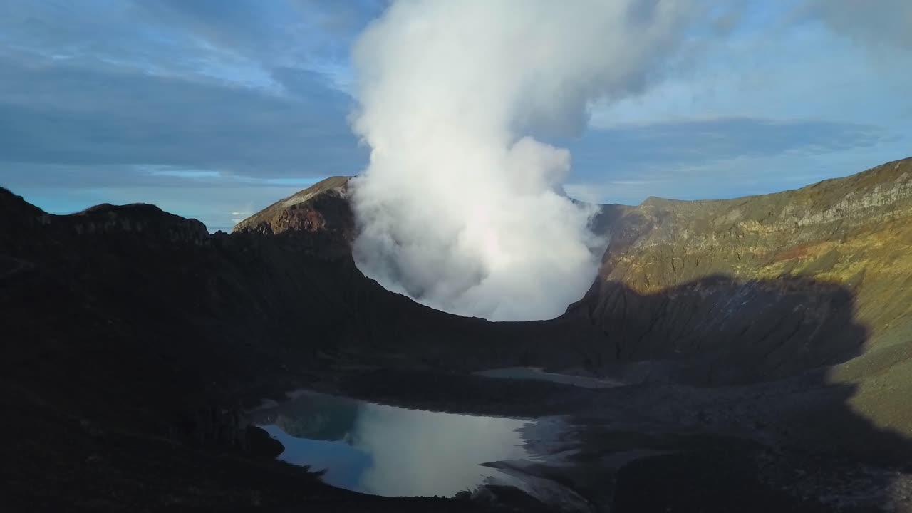 vista aérea del volcán cráter activo paisaje costa rica, turrialba