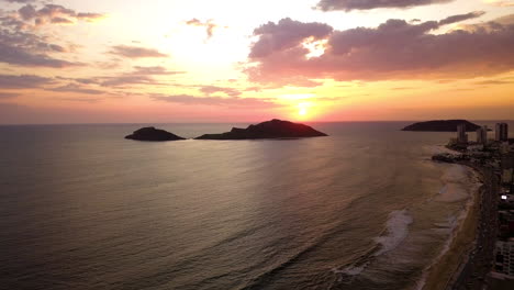 Stunning-dramatic-colorful-horizon-seascape-with-backlit-island,-Mazatlan-Mexico