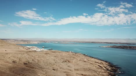 Die-Namibischen-Wüstendünen-Und-Der-Atlantik-Treffen-Aufeinander,-Skelettküste,-Südliches-Afrika-Namibia,-Lüderitz-Stadt-Haifischinsel-Luftaufnahme