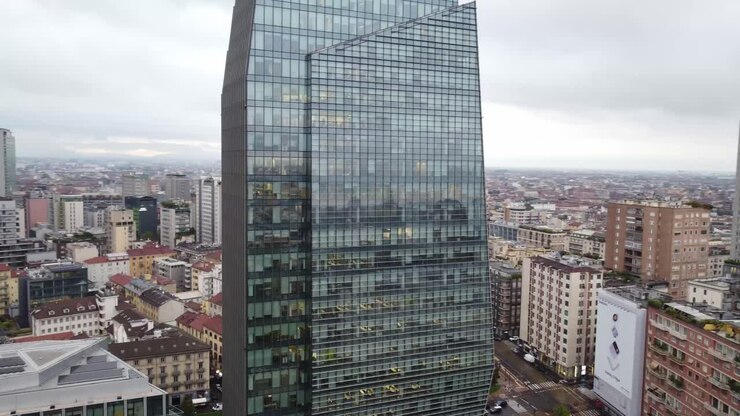 Torre Diamante icônica da cidade de Milão, vista aérea de drone