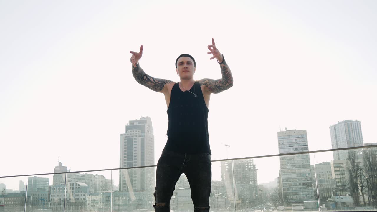 contemporáneo hip hop bailarín de calle hipster hombre con tatuaje funky baile urbano estilo libre en la ciudad
