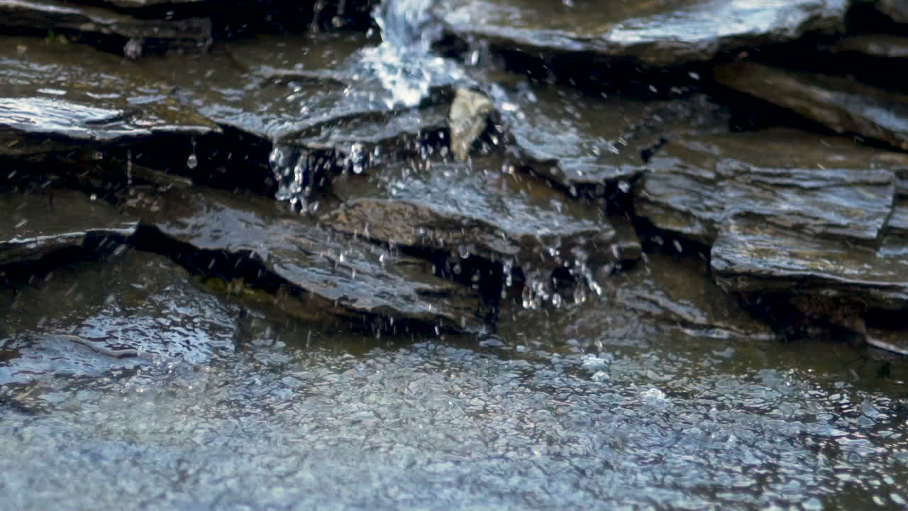 강이 바위 위로 흐른다 5