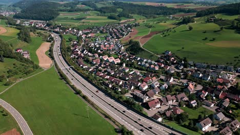 Una-Carretera-A-Través-De-La-Hermosa-Naturaleza-De-Suiza-Hacia-El-Final-Del-Verano-5