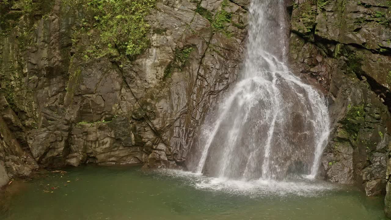 una fotografía de cerca de las cataratas de lumondo en alegra, surigao del norte, filipinas