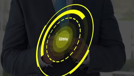 animación del velocímetro sobre las manos de un hombre caucásico usando un teléfono inteligente