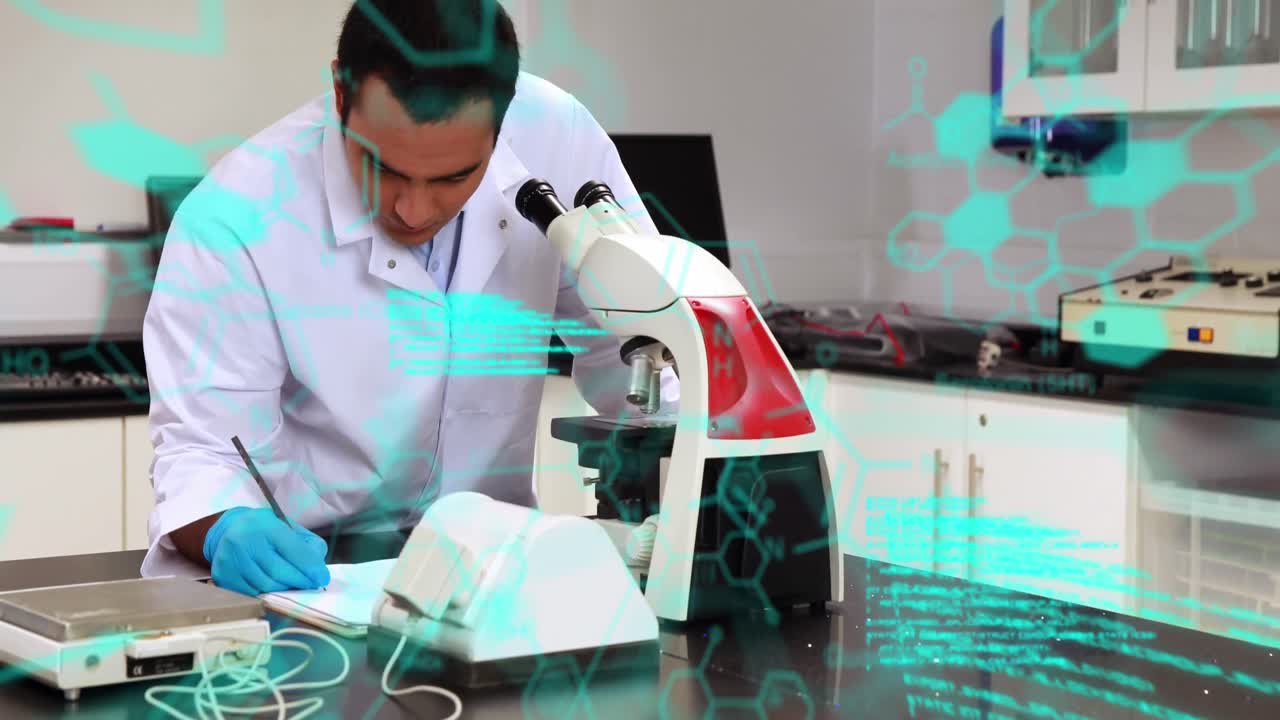 animación de procesamiento de datos científicos sobre un científico masculino biracial con un microscopio en el laboratorio