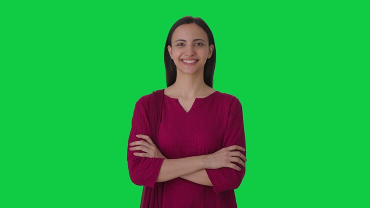 retrato de una feliz maestra india pantalla verde