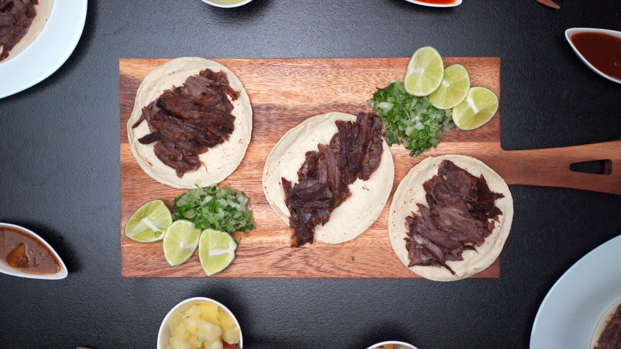 dejar caer un taco mexicano en la vista superior de la mesa de corte