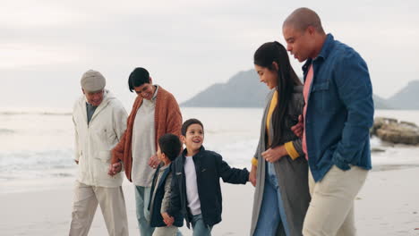 Gran-Familia,-Caminar-Por-La-Playa-Y-Tomar-La-Mano