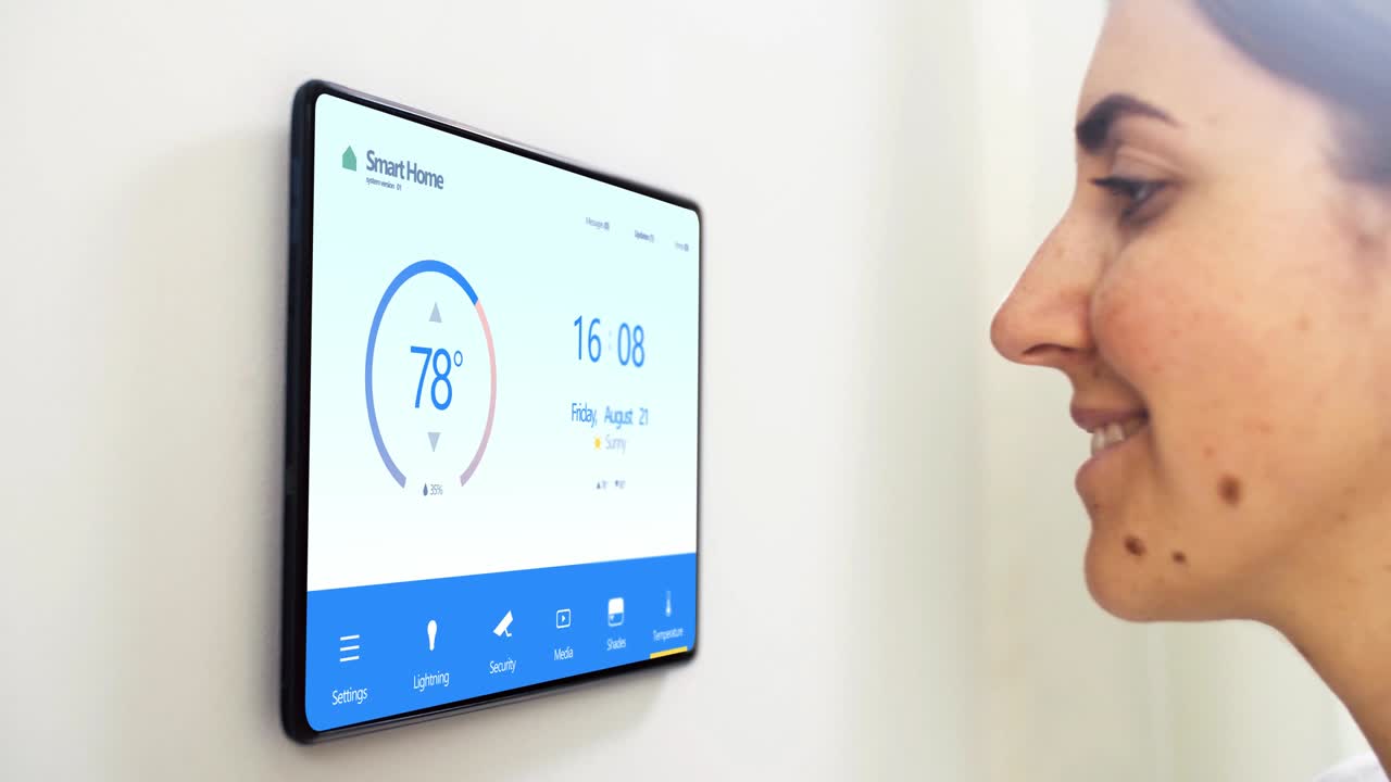 mujer mirando una tableta en un hogar inteligente