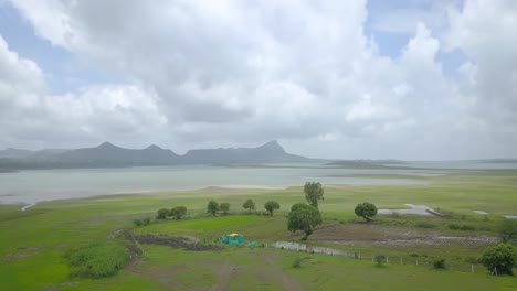 lago y montañas en el campo de maharashtra, india, aérea