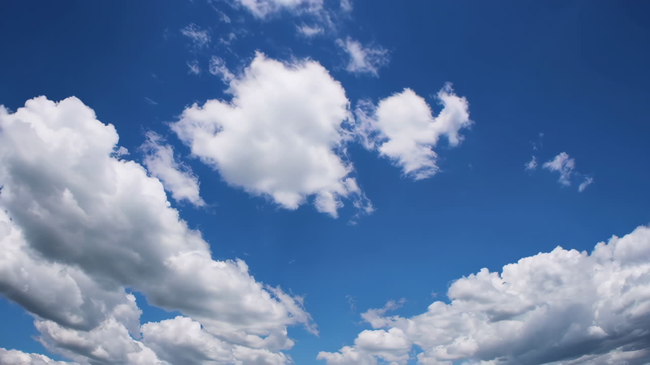 솜 털 구름과 푸른 하늘