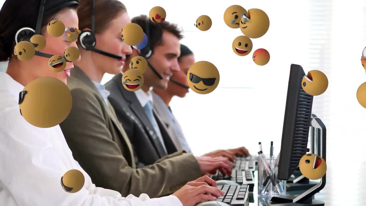 Emoji-Icons mit Callcenter-Mitarbeitern im Hintergrund