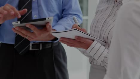 animación del procesamiento de datos financieros en la sección media de los empresarios que discuten en la oficina