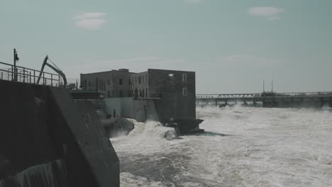 el agua se desborda a través de una antigua central hidroeléctrica y un dique en el río ottawa durante la temporada de inundaciones en la isla chaudière
