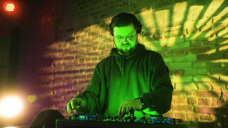 Man-with-black-cap-djing-at-the-disco