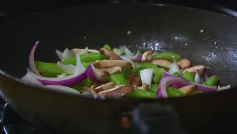 panorámica alrededor de las verduras en la sartén mientras se cocina