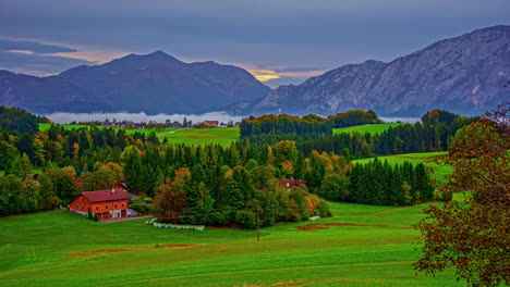 Bauernhaus-Mit-Bäumen-Durch-Die-Grünen-Felder-In-Den-Frühen-Morgenstunden