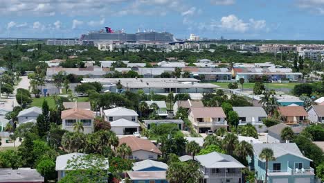 Wohngebiet-Mit-Einfamilienhäusern-Von-Cape-Canaveral-Beach-City-Und-Luxuskreuzfahrtschiff-Im-Hintergrund