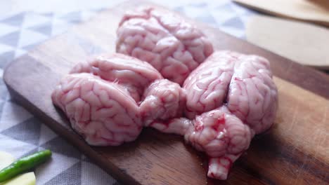 cerebro de cordero en una tabla de cortar