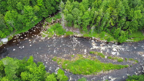 Imágenes-De-Drones-Del-Río-Caudaloso-Que-Atraviesa-Las-Montañas-Del-Norte-Del-Estado-De-Nueva-York