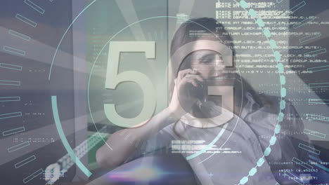 animación de procesamiento de datos con texto 5g y escaneo de alcance sobre mujer de negocios caucásica