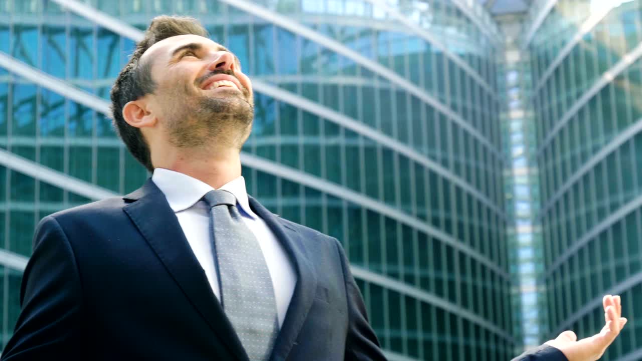 el hombre de negocios hace negocios de altas finanzas y muestra su felicidad.