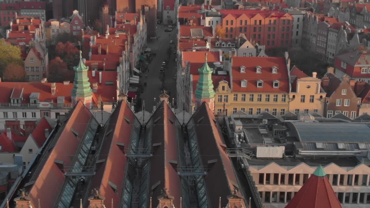 I tetti di Danzica mostrano edifici colorati alla luce del mattino.