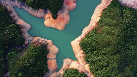 Luftaufnahme-Von-Oben-Auf-Den-High-Island-Reservoir,-Berühmter-Urlaubsort-In-Sai-Kung,-Hongkong