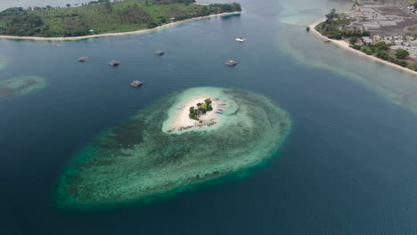 Toma-De-área-Amplia-Sobre-Islas-En-El-Océano-Pacífico,-Volando-Alrededor-De-Las-Islas-Gili