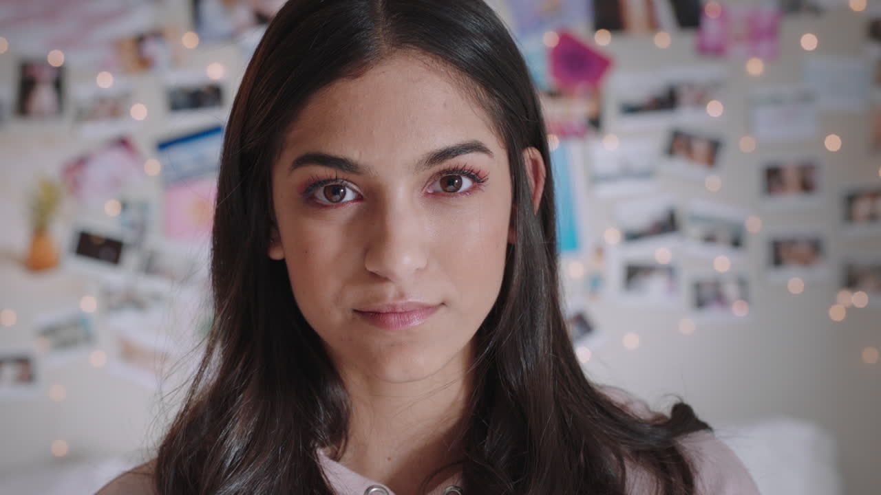 retrato de una hermosa adolescente con aspecto confiado adolescente en casa adolescente concepto de autoimagen 4k metraje