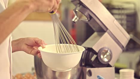 chef mezclando ingredientes para pastelería
