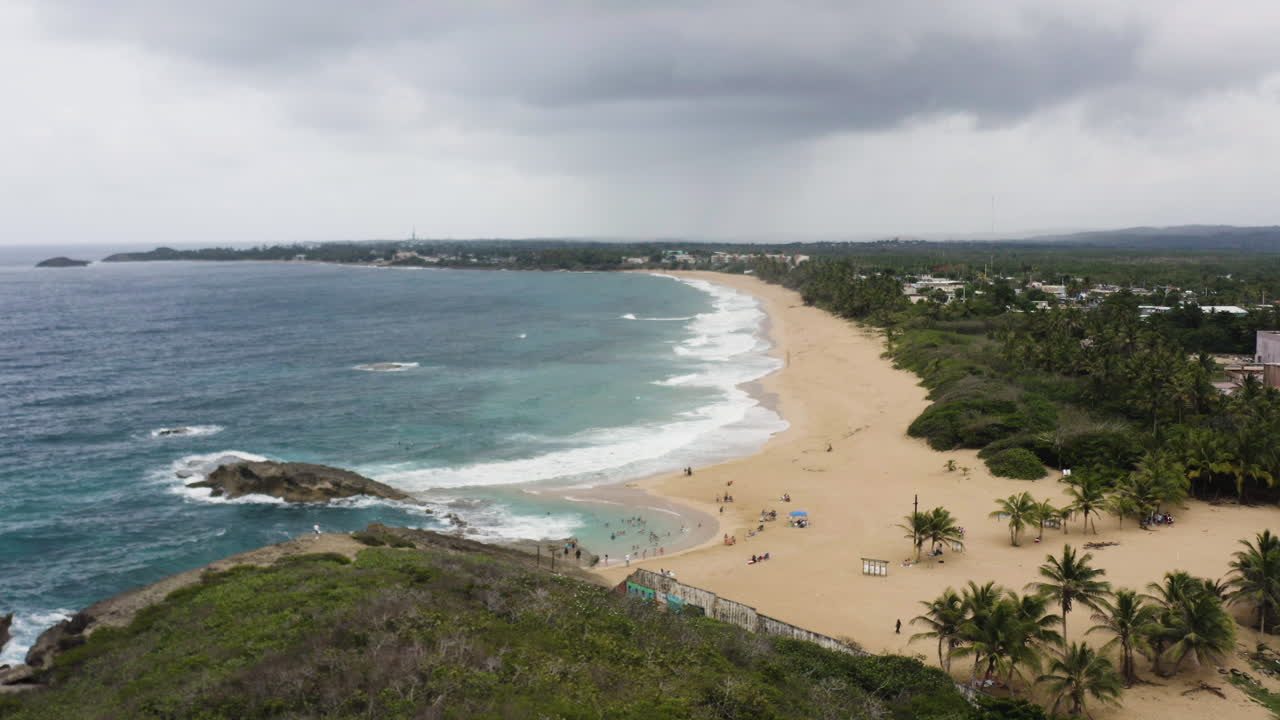 vista panorámica de la playa de la poza del obispo en arecibo, puerto rico - toma aérea de drones
