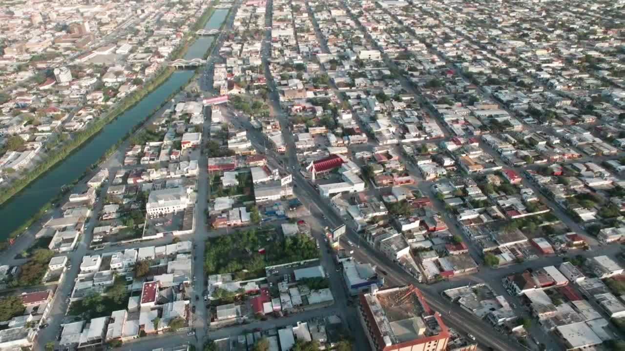 imagen de dron ascendiendo y revelando la ciudad de reynosa, tamaulipas, méxico, y su hermoso río santa catarina