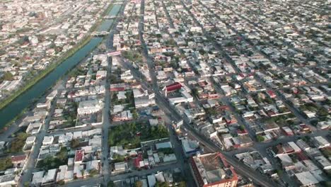 Imagen-De-Dron-Ascendiendo-Y-Revelando-La-Ciudad-De-Reynosa,-Tamaulipas,-México,-Y-Su-Hermoso-Río-Santa-Catarina